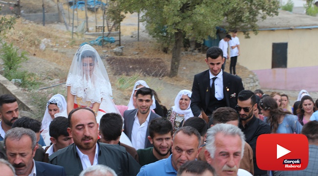 Uzun araç kuyrukları yerine gelin bindirildiği at ile damat evine götürüldü