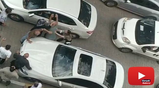 Yol kavgasına kadınlar da karıştı...İki kadın yakınlarını darp eden adamı dövdü