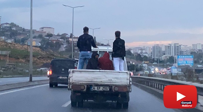 4 kişinin kamyonet kasasındaki tehlikeli yolculuğu kamerada