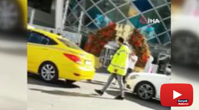 AVM önünde ticari taksi sürücüleri ile değnekçinin para pazarlığı kamerada