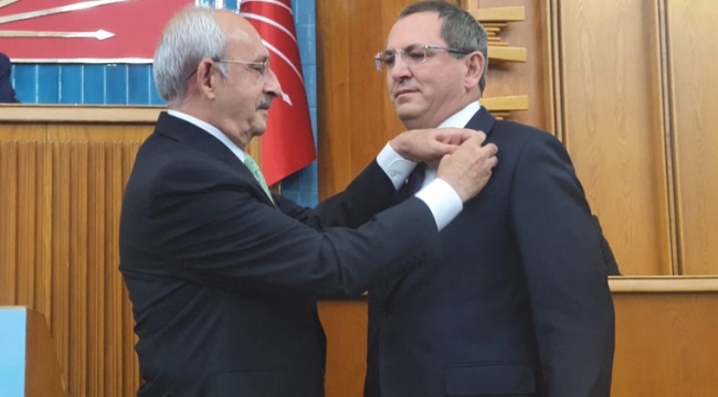 Ayvalık Belediye Başkanı Mesut Ergin, 7 belediye meclis üyesi ile birlikte CHP'ye katıldı