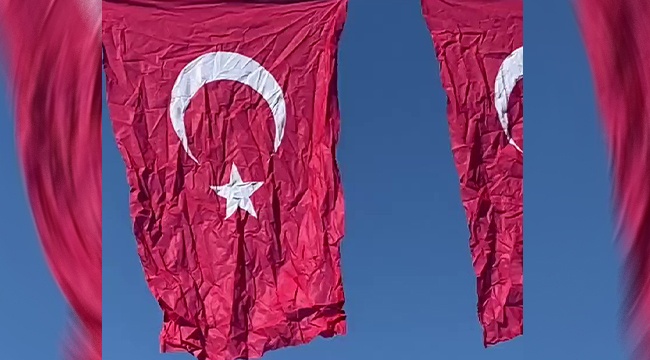 Barış Yarkadaş'tan 29 Ekim'de asılan bayrağa tepki: İzlerken utandım