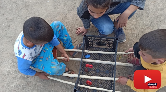 Cevizi top yapıp plastik meyve kasasında langırt oynadılar