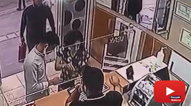 Döviz bürosu sahibini boş yangın tüpü ile dolandırdılar