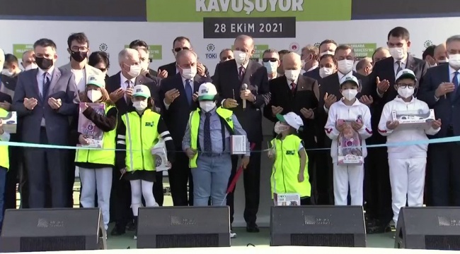 Erdoğan ile küçük çocuk arasında 'kurdele krizi'; Şentop böyle engellemeye çalıştı