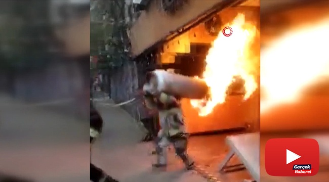 Faciayı engellemek için yanan tüp gazı sırtına alarak binadan çıkardı