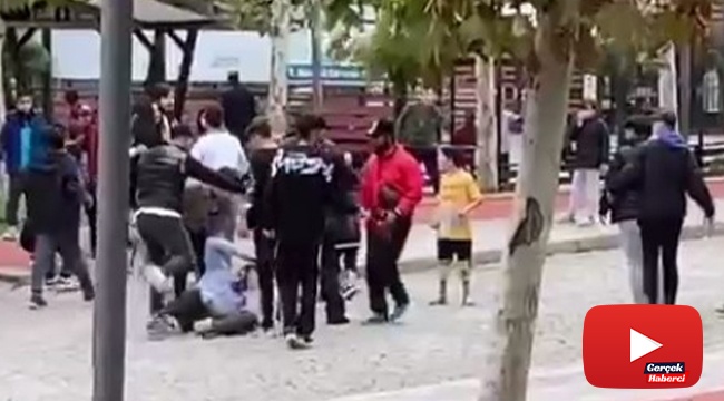 Gençlerin uçan tekmeli kavgası kamerada