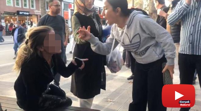 İki kadın onlarca kişinin bakışları arasında tekme tokat kavga etti