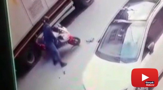 İnsanlık ölmüş dedirten motosiklet kazası kamerada