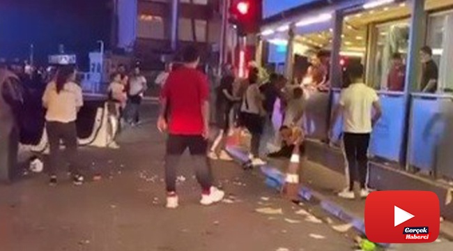 Işıklarda bekleyen araçtaki kişilere bardak fırlattı, tekme tokat dövüldü