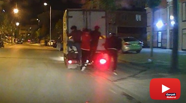 Kamyonet kasasına takılan çocukların tehlikeli yolculuğu kamerada