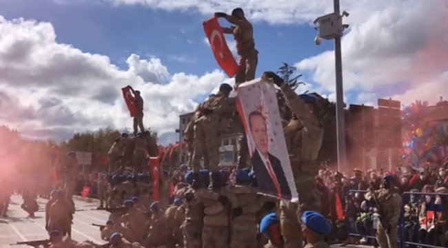 Kastamonu’daki 29 Ekim töreninde askerlerden Erdoğan fotoğraflı kutlama