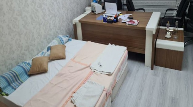 Makam odasını, yurt bulamayan öğrencilere tahsis etti