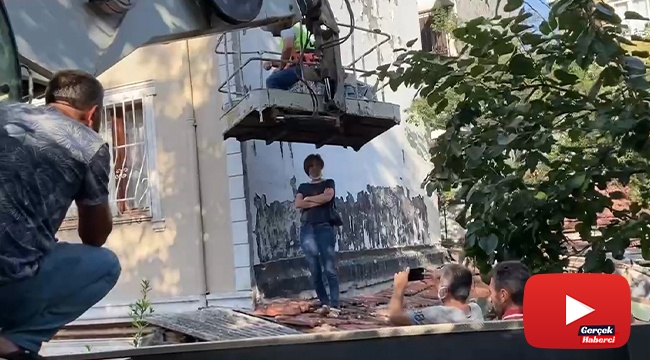 Maltepe’de komşuların ‘mantolama’ krizi: Çatıya çıkıp vinci engelledi