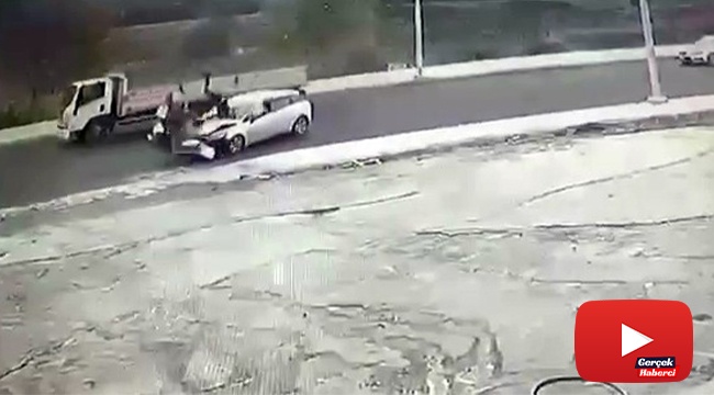 Otomobilin çarptığı motosikletli metrelerce havaya savruldu