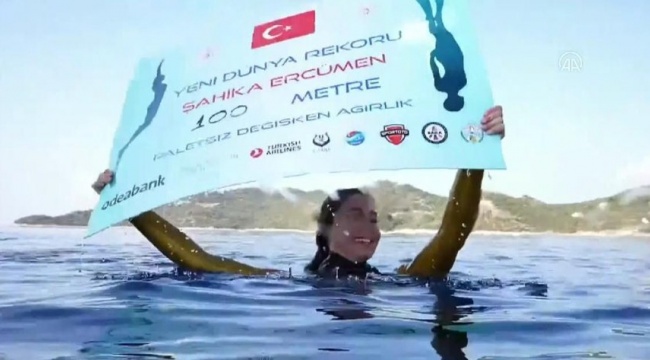 Şahika Ercümen, tek nefeste 100 metreye dalarak dünya rekoru kırdı