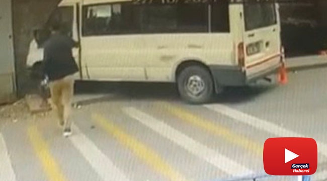Servis minibüsü doğalgaz kutusuna çarptı, yaya son anda kurtuldu