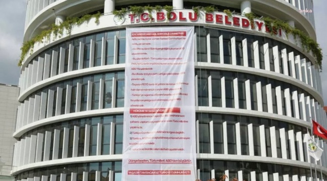 Tanju Özcan, ABD'ye karşı Erdoğan'a destek pankartı astırdı