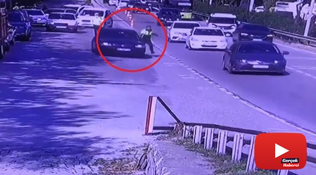 Trafik polisi kaçmak isteyen otomobilin kapısında böyle sürüklendi