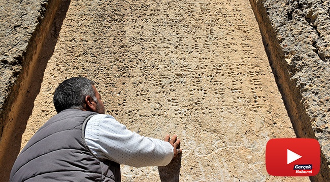 Urartular tarafından çivi yazısıyla yazılan 3 bin yıllık taş kitabe, ilk günkü ihtişamını koruyor