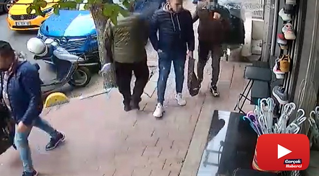 1'i etrafı kolaçan ederken diğer 3 şüpheli asılı bulunan kıyafetleri poşete doldurarak çaldı