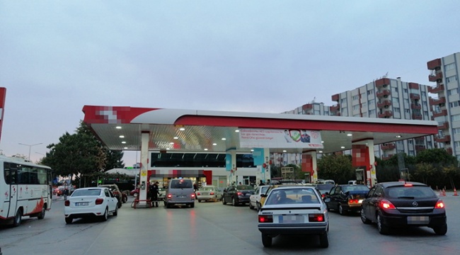 Akaryakıt istasyonlarında zam kuyrukları