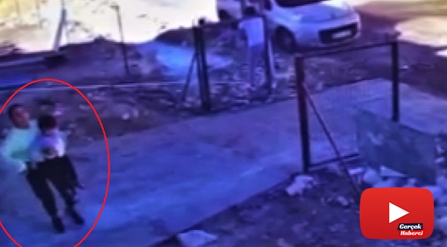 Annenin dikkati... Dumanı gördü, yanan araçtan oğlunu kurtardı