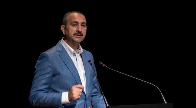 Bakan Gül'den gençlere tavsiye: Kimsenin yaşam tarzınıza müdahale etmesine izin vermeyin