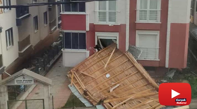 Fırtınayla uçan çatı yan apartmandaki evin içine girdi