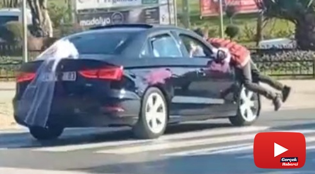 Gelin arabasından zarf almak isteyen çocuk canını böyle tehlikeye attı