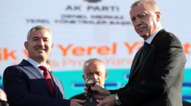 Gri pasaportla yurtdışına insan kaçıran başkanlara Erdoğan’dan ödül!