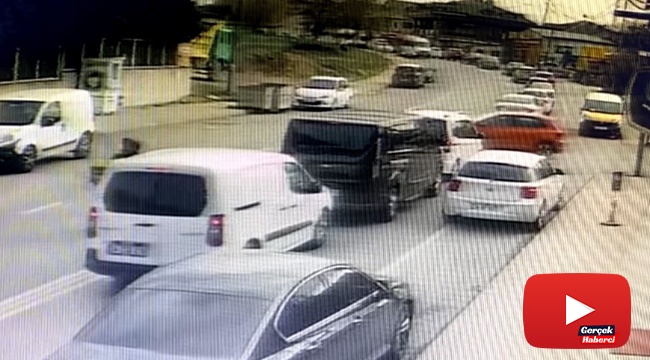 Hatalı sollama yapan kuryenin otomobille çarpışması kamerada