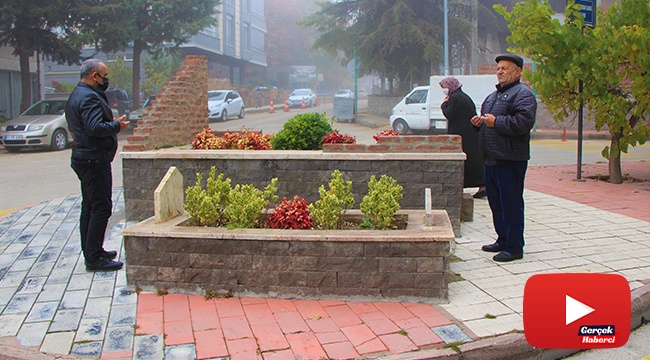 Kaldırımdaki mezarlar görenleri şaşırtıyor