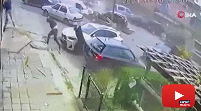 Kopan çatının altında kalmaktan koşarak kurtuldular