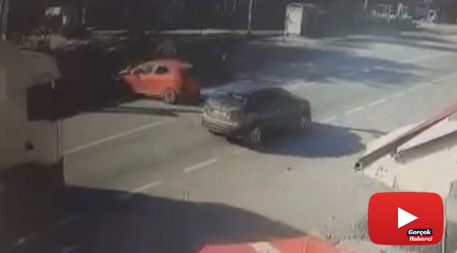 Otomobil ile cipin kafa kafaya çarpıştığı kaza güvenlik kamerasına yansıdı