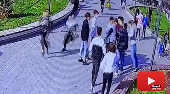 Parkta bıçaklı kavga kamerada: Önce darbettiler sonra bıçakladılar