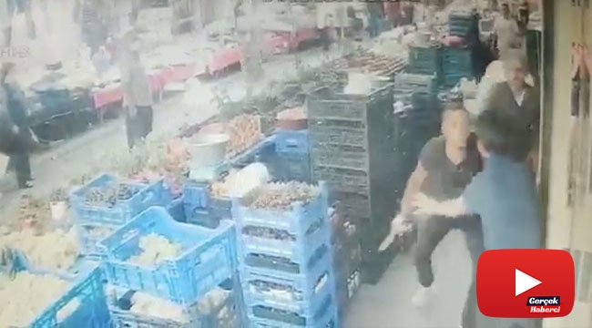 Pazarda dehşet anları: Önce bıçakladı sonra tekme ve yumruklarla dövdü