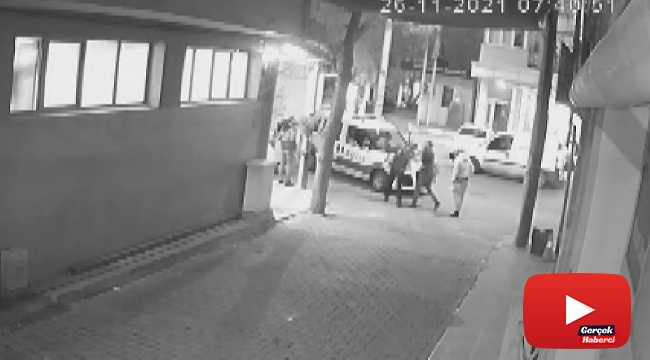 Polisin sırtından bıçaklandığı an kamerada