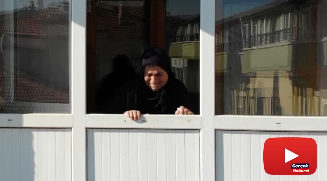 Psikolojik tedavi gören oğlunun mutfağa kilitlediği anne camdan feryat etti