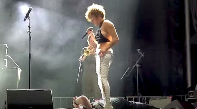 Rock müzisyeni Sophia Urista, sahnede hayranının suratına idrarını yaptı