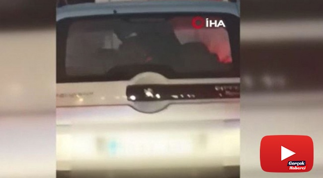 Seyir halindeki araçta saç tıraşı kameraya yansıdı