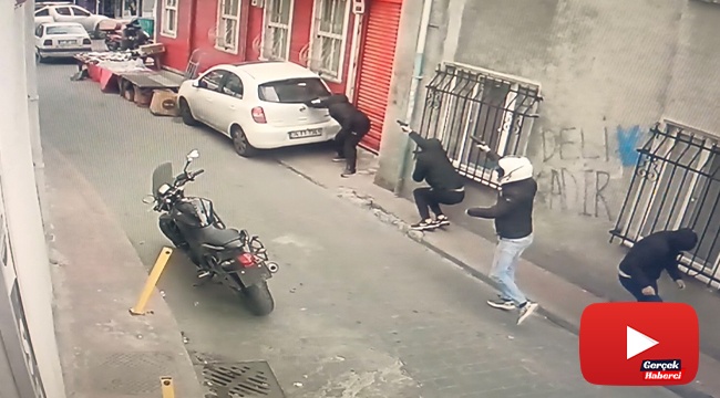 Silahlı çatışma kamerada: Siper alıp birbirlerine kurşun yağdırdılar