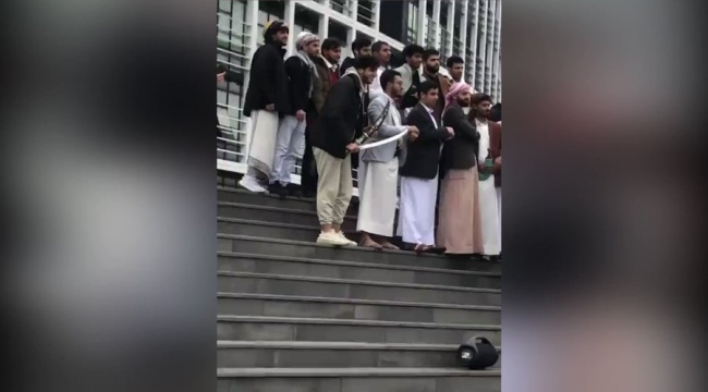 Üniversitede kılıçlı, bıçaklı 'garip' gösteri