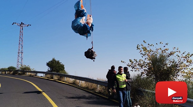 Yamaç paraşütü pilotu elektrik tellerine takıldı