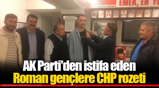 AK Parti'den istifa eden Roman gençlere CHP rozeti