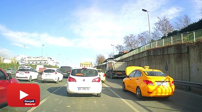 Arıza yapan taksi kaputu açık yoluna devam etti