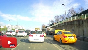 Arıza yapan taksi kaputu açık yoluna devam etti