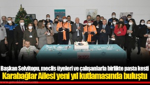 Başkan Selvitopu, meclis üyeleri ve çalışanlarla birlikte pasta kesti
