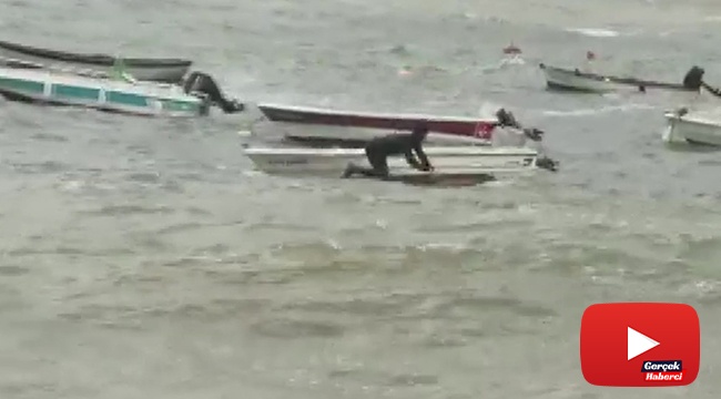 Batan teknesini kurtarmak için dalgalara aldırmadan denize girdi
