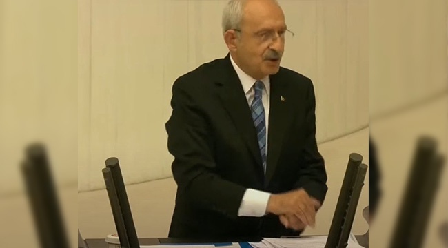 CHP'li Özgür Özel'den Kılıçdaroğlu'nun hareketiyle ilgili açıklama: Görüntüleri birlikte izledik; Genel Başkanımız eliyle elinin sırtına vurmuştur
